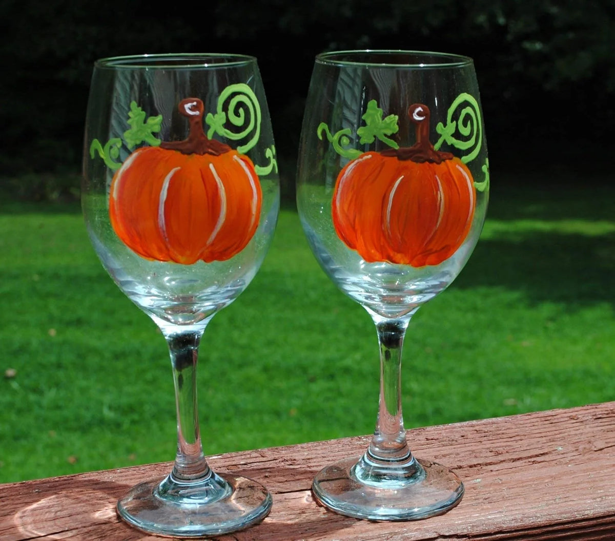 2 Hand Painted Stemmed Wine Glasses Set F663515