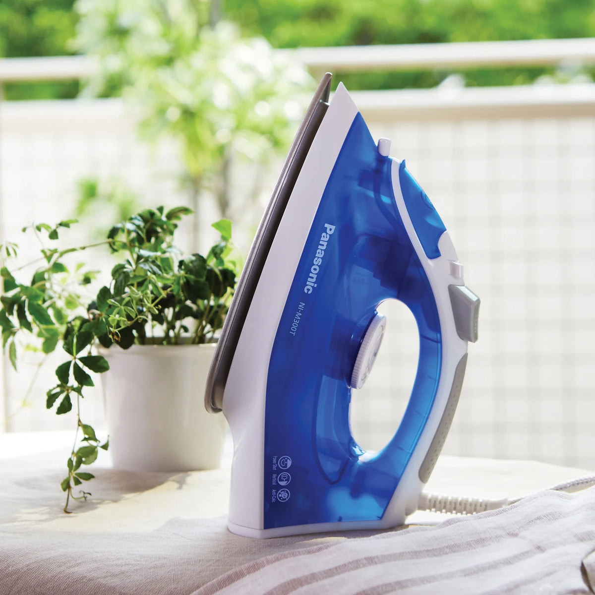 1500W Titanium Coated Sole Plate Steam Iron X222
